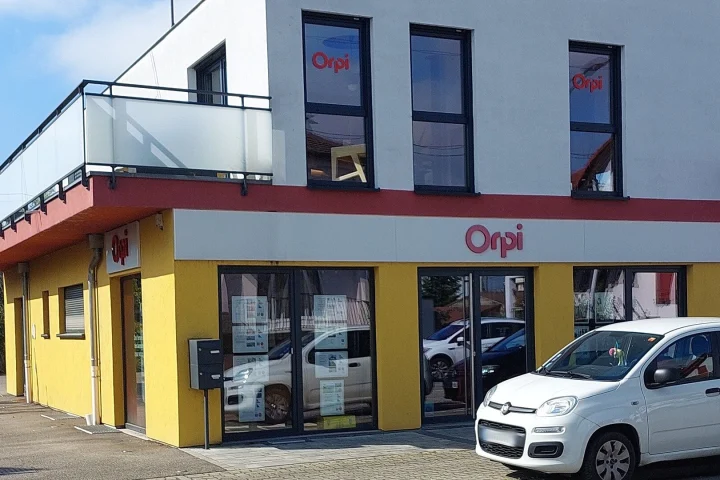 Devanture d’une agence Orpi à Reichstett, avec l’enseigne du réseau