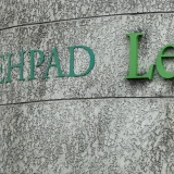 Enseigne « EHPAD » en lettres vertes sur la façade d’un établissement