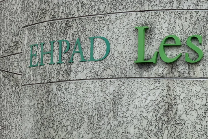 Enseigne « EHPAD » en lettres vertes sur la façade d’un établissement