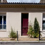Échoppe bordelaise à façade double, porte bordeaux et deux fenêtres, rue de Grammont à Bordeaux-Belcier