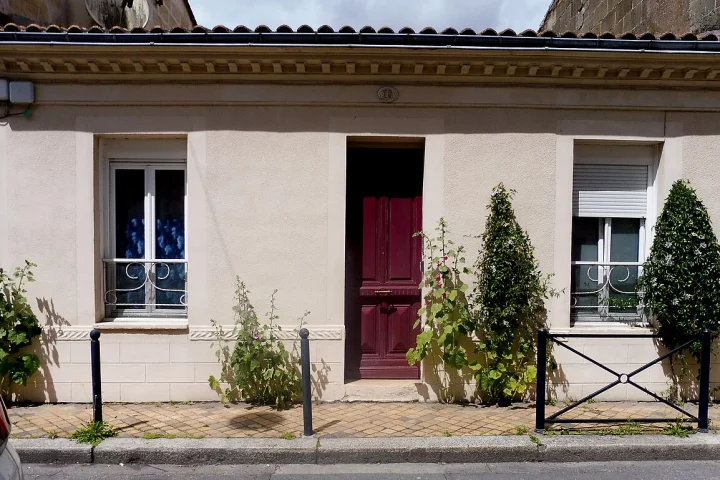 Échoppe bordelaise à façade double, porte bordeaux et deux fenêtres, rue de Grammont à Bordeaux-Belcier