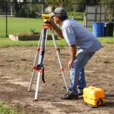 Niveau optique sur trépied pour un relevé de terrain par un géomètre