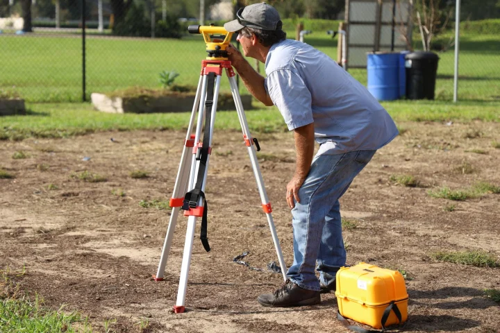 Niveau optique sur trépied pour un relevé de terrain par un géomètre