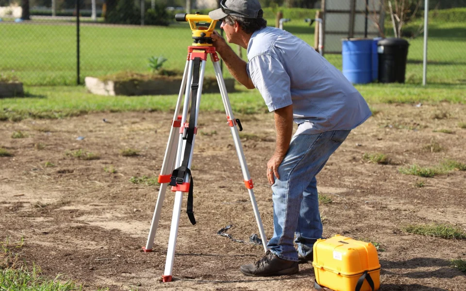 Niveau optique sur trépied pour un relevé de terrain par un géomètre