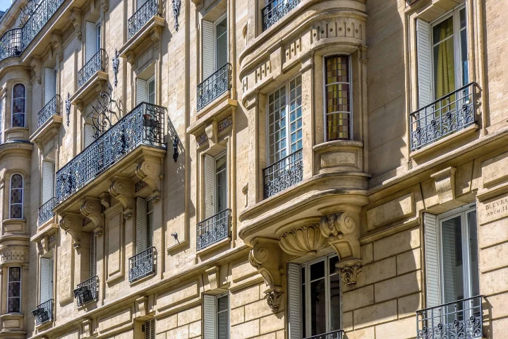 Immeuble haussmannien à Paris, exemple de logement confié à un gestionnaire immobilier