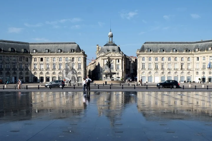 Immobilier à Bordeaux : la place de la Bourse et le miroir d’eau