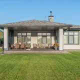 Maison de plain-pied contemporaine avec terrasse couverte et jardin engazonné