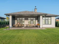 Maison de plain-pied contemporaine avec terrasse couverte et jardin engazonné