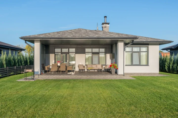 Maison de plain-pied contemporaine avec terrasse couverte et jardin engazonné