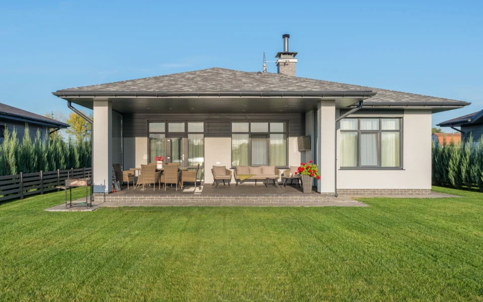 Maison de plain-pied contemporaine avec terrasse couverte et jardin engazonné