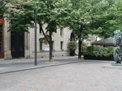 Place Saint-Germain-des-Prés dans le 6e arrondissement de Paris, sous les arbres, avec une statue sur la droite
